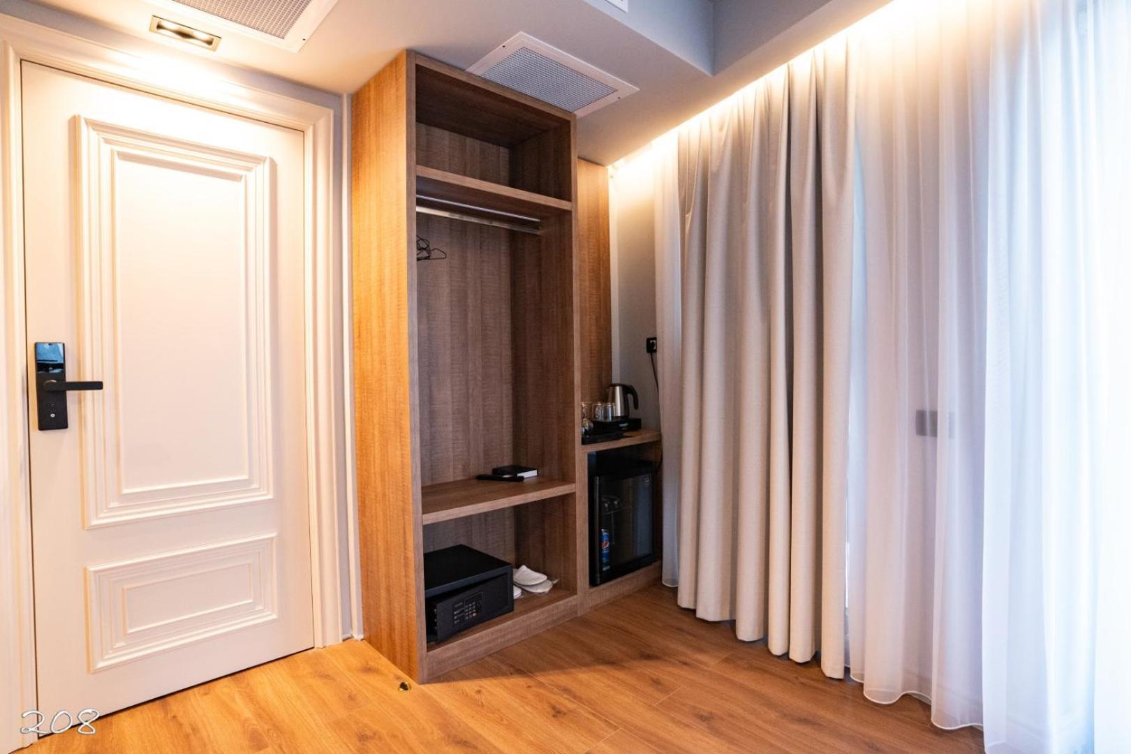 Cosmopolita Boutique Hotel Тимишоара Екстериор снимка