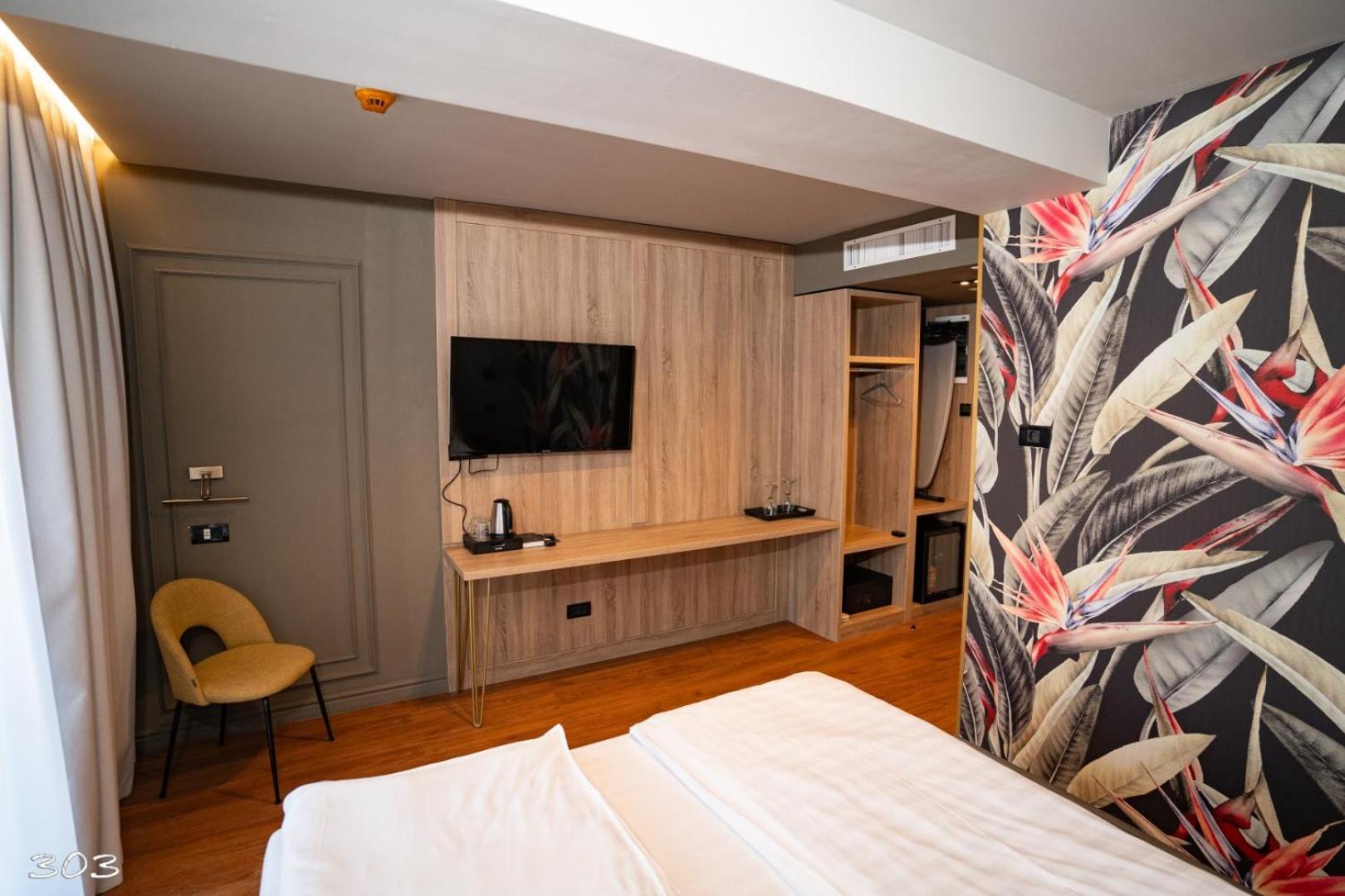 Cosmopolita Boutique Hotel Тимишоара Екстериор снимка