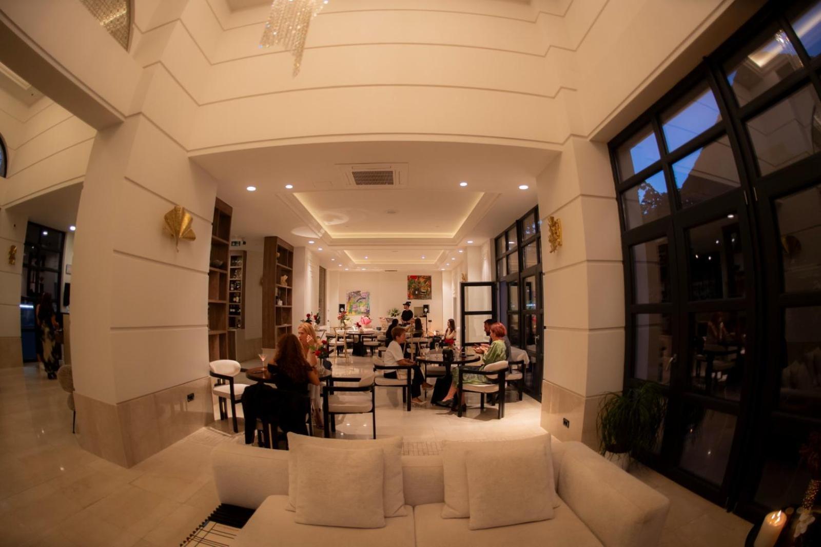 Cosmopolita Boutique Hotel Тимишоара Екстериор снимка