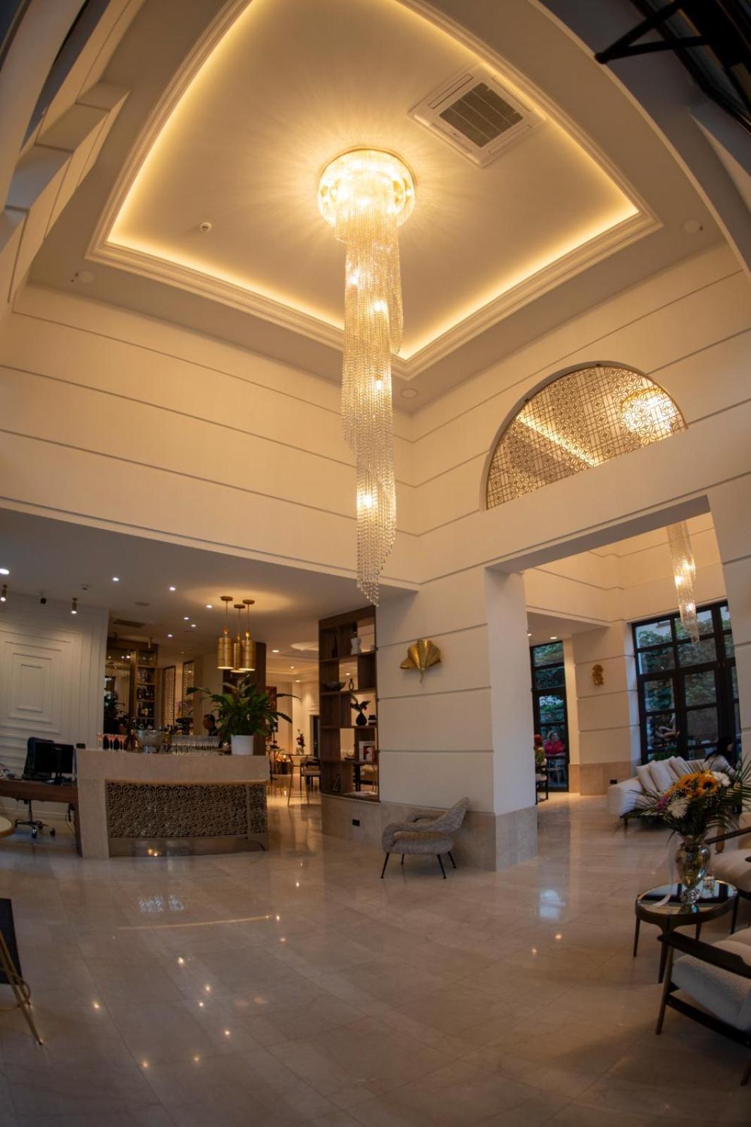 Cosmopolita Boutique Hotel Тимишоара Екстериор снимка