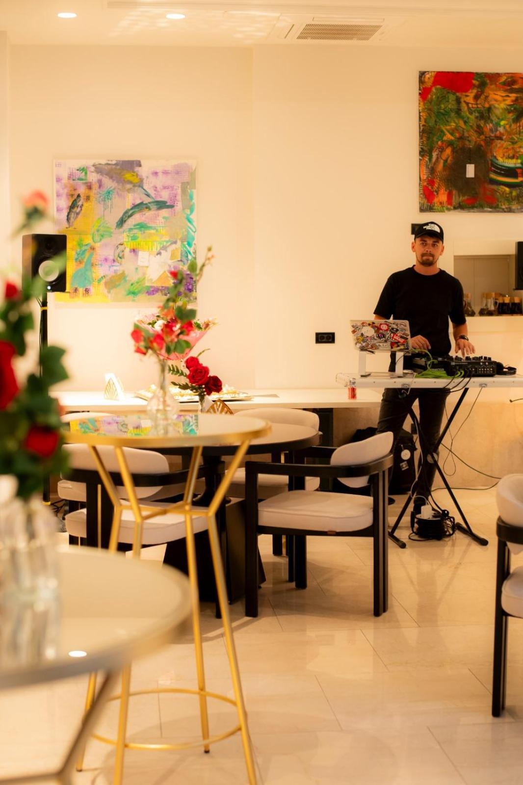 Cosmopolita Boutique Hotel Тимишоара Екстериор снимка