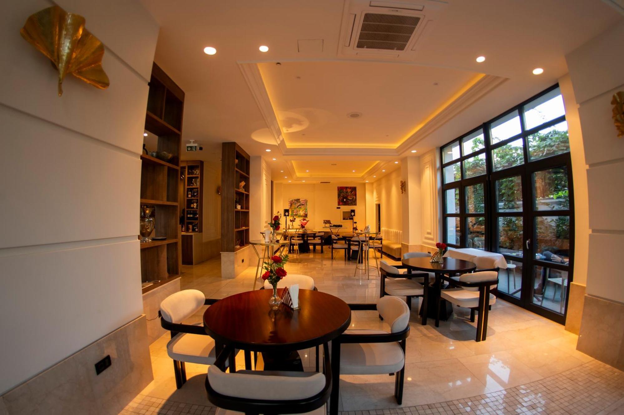 Cosmopolita Boutique Hotel Тимишоара Екстериор снимка